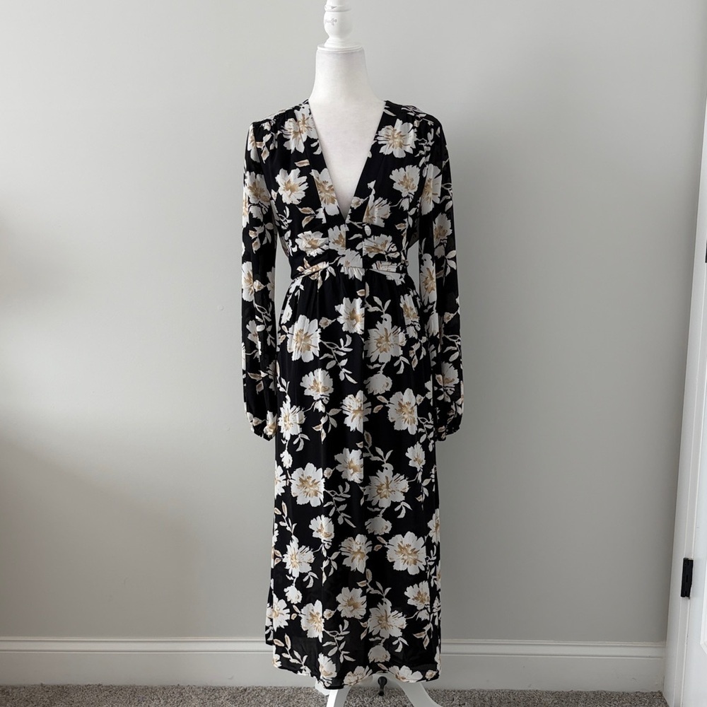 👗Host Pick👗 Black And White Floral Long Sleeve Dress